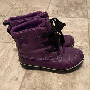 Sorel purple boots with scuffed toes.
